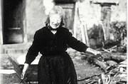 Dans le seau, le sang pour faire le boudin (tripou) - 1962