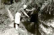Remplissage de la cruche(la dourno) &agrave; la fontaine de Joul&eacute; -v.1960